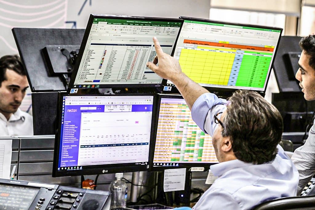 Ibovespa recua pressionado por Petrobras, Vale e bancos; dólar fica estável