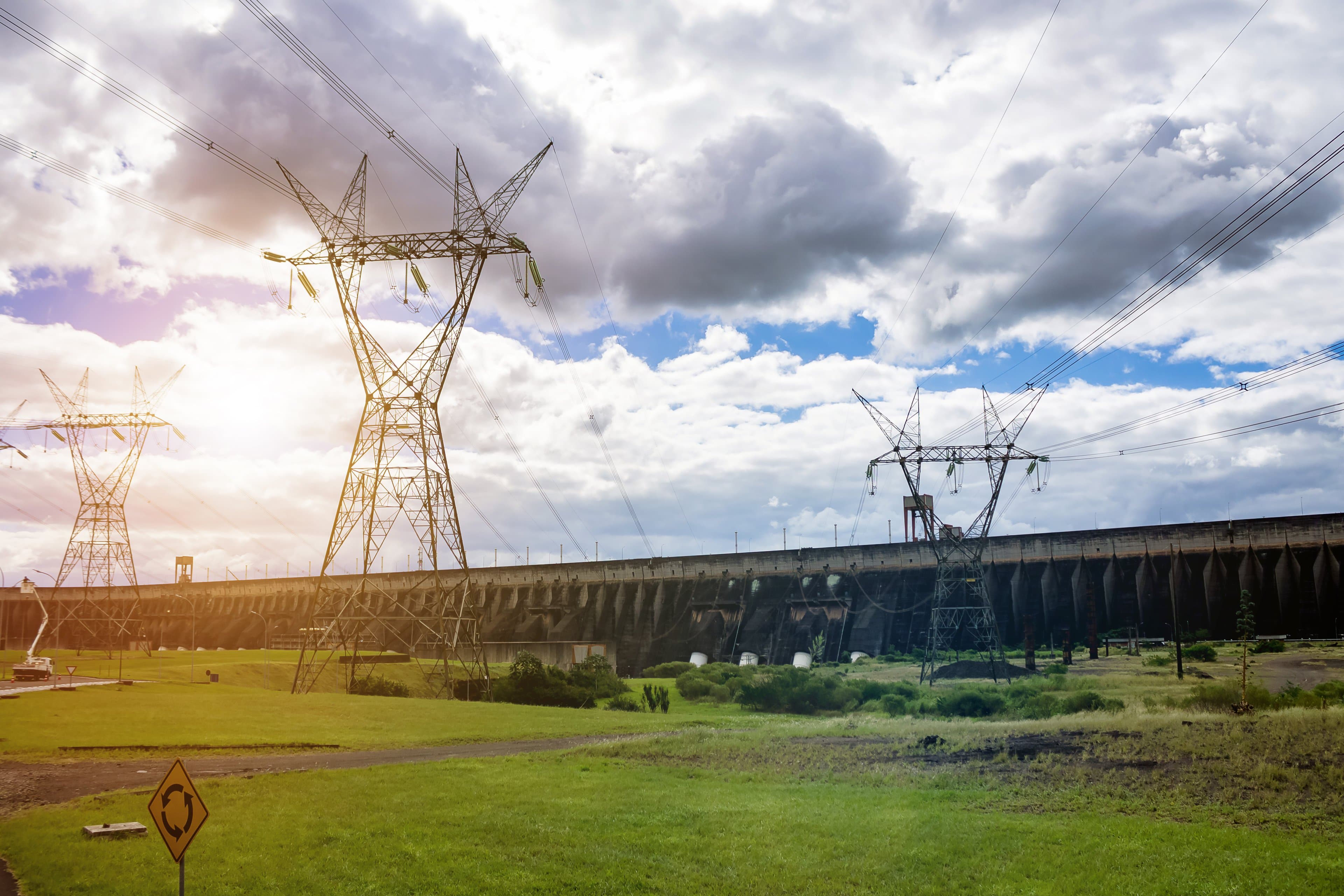 Contas de luz terão descontos médios de R$ 9 em agosto com bônus de Itaipu, diz Aneel