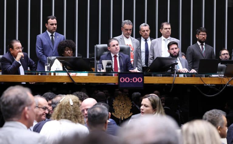 CNI e FINDES: aprovada pela Câmara, PEC que reduz jornada é “inadequada e inoportuna”