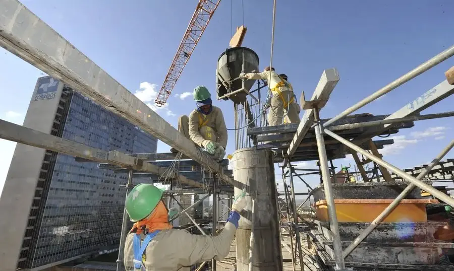 Brasil cria 165,8 mil postos de trabalho com carteira em agosto, aponta Caged