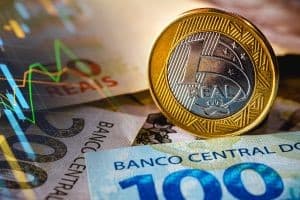 Redução da Selic é vista como avanço econômico pela FIEMG, apesar de juros ainda restritiv